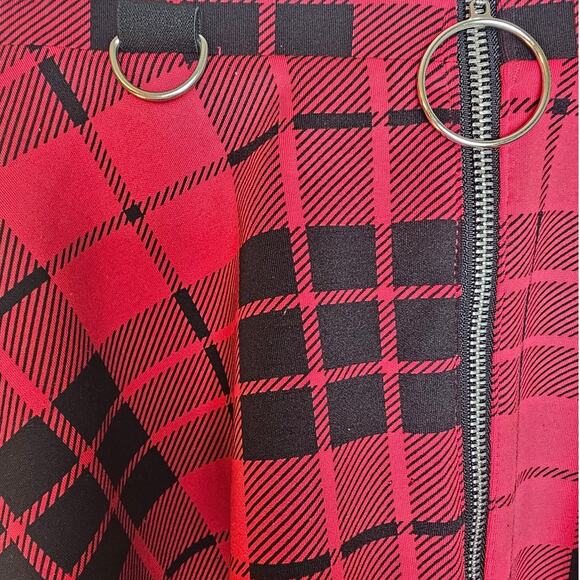 Hot Topic Red & Black Plaid Mini Skater Mall Goth Skirt with Hardware & Zipper - Picture 3 of 6